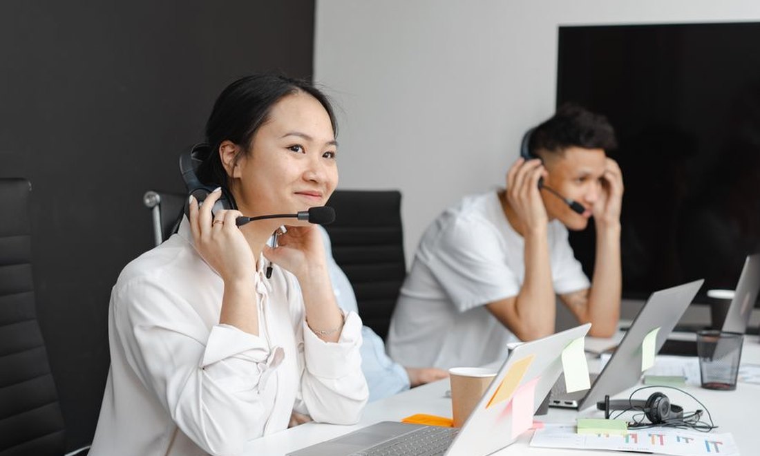 A trained Callvix representative handling a pest control call